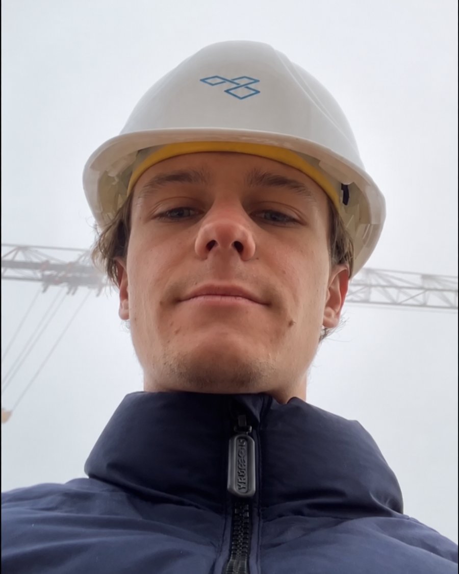 Luka Pecar mit Helm auf der Baustelle