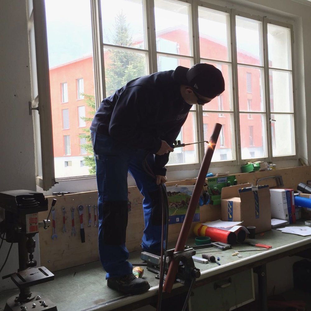 Luka Pecar beim Schweissen in der Werkstatt